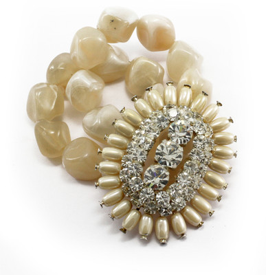 26% OFF on Aara Arts Cream Pearl and Diamond Alloy Bracelet