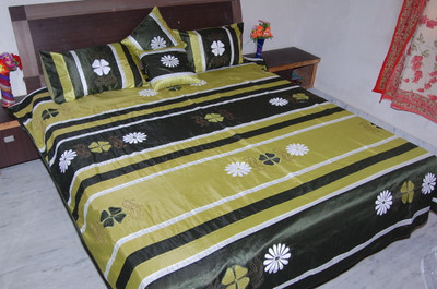 13% OFF on Aditya Silk Double Bed Cover 13% OFF on Aditya Silk Double Bed Cover