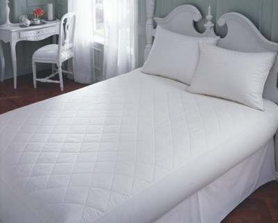 26% OFF on Amazing Comforts Polyester Double Bed Cover