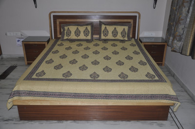 25% OFF on Lal Haveli Cotton Abstract Double Bedsheet