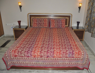 40% OFF on Lal Haveli Cotton Abstract Double Bedsheet 1 Bedsheet, 2 Pillow Covers, Red