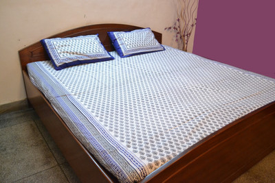 30% OFF on Style n Comfort Polycotton Printed Double Bedsheet Double Bedsheet, Two Pillow Covers, Multicolor