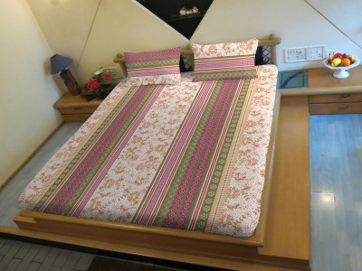 50% OFF on Hemlines Polycotton Floral Double Bedsheet 1 Bedsheet, 2 Pillow Covers, Brown, Pink, Green