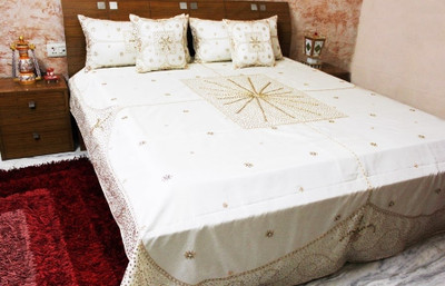 44% OFF on Dekor World Polyester Batik King Bedsheet
