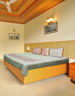 10% OFF on Moonleaf Geometric King Quilt & Comforter