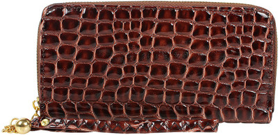 39% OFF on Tanishqq Metallic Charm Women Casual Brown PU Clutch