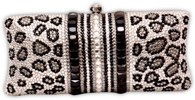 50% OFF on Etui Women Casual, Party, Wedding Silver, Black Metal Clutch 50% OFF on Etui Women Casual, Party, Wedding Silver, Black Metal Clutch