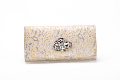 53% OFF on Stylocus Silver Paisley Print Roll Women Casual Silver Brocade Clutch