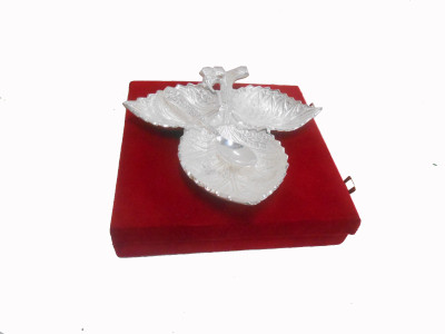 31% OFF on Handicraftscart akbari-3 leaf Brass Decorative Platter Silver