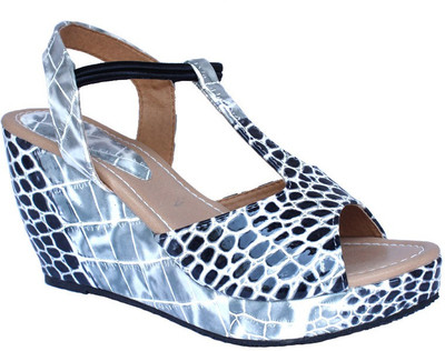 62% OFF on Naysaa Sandals