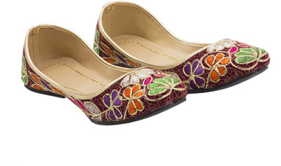 72% OFF on Ridhi Sidhi Embroidered Mojaris